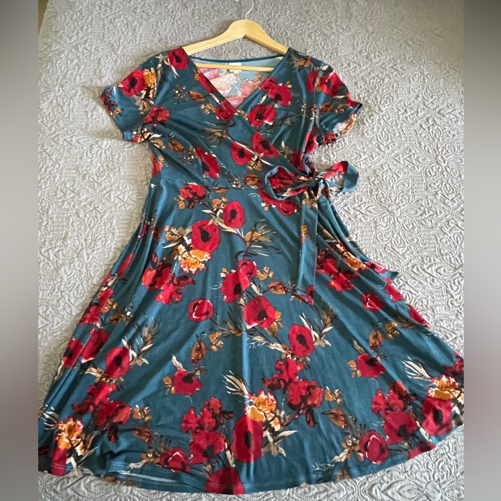 Kaileigh flowy dress with red flower detail and side tie